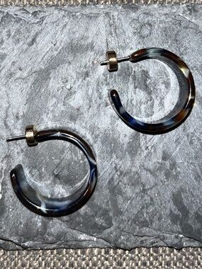 Tortoiseshell Resin Hoop Earrings in Brown & Navy